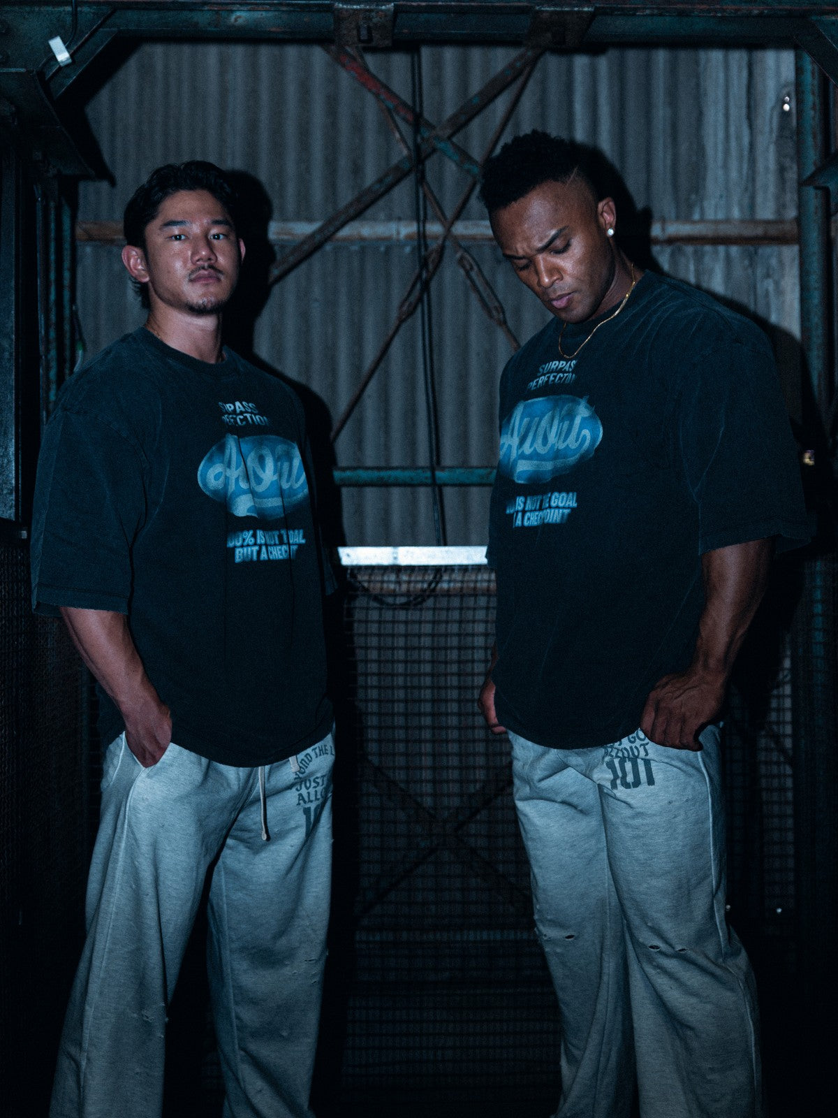 T-SHIRT DISTRESSED LOGO BLACK ルック 1