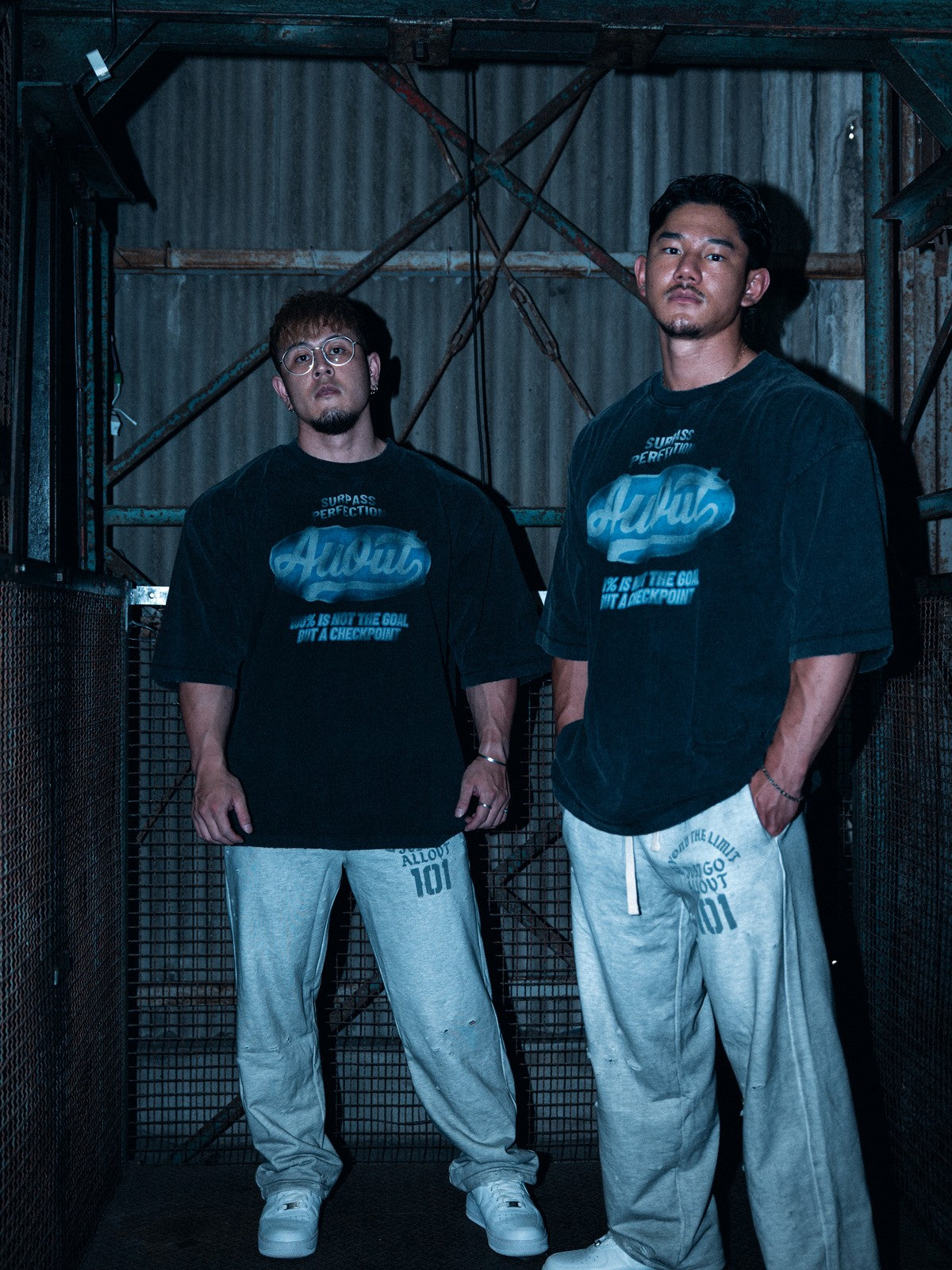 T-SHIRT DISTRESSED LOGO BLACK ルック 2